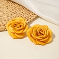 Boucles d'oreilles élégantes en tissu camélia jaune sur tapis tissé et soie douce - Jaune