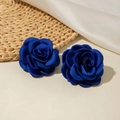 Détail de boucles d'oreilles roses en satin bleu foncé aux pétales faits main - Bleu clair