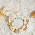 Conjunto de collar de conchas y pulsera de cuentas de colores sobre arena blanca - Estilo de Cuentas Multicolor (29137-colour)