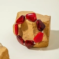 Bracciale bohémien con perle di acrilico rosse irregolari e accenti argentati - Rosso