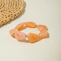 Bracciale bohémien con perle irregolari in resina pesca e accenti in argento vintage - Rosa