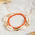 Conjunto de tobilleras bohemias con cuentas naranjas y conchas sobre arena blanca - Estilo Naranja (29137-orange)