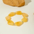 Bracelet bohème en perles d'acrylique ambré irrégulières avec entretoises métalliques - Beige
