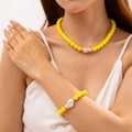 Détail d'un ensemble de collier et bracelet en perles jaunes avec accents de perles baroques - Parure Collier et Bracelet / Jaune