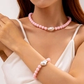 Vue détaillée d'une parure de bijoux en perles roses avec collier et bracelet baroque - Parure Collier et Bracelet / Rose