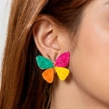 Boucles d'oreilles papillon tissées multicolores avec détails dorés sur modèle - Style Tissé Coloré (27643-colour)