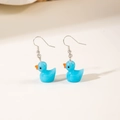 Detalle de pendientes de pato en resina azul brillante con acabado brillante y ganchos - Azul