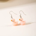 Detalle de pendientes de pato en resina rosa con ganchos plateados y fondo neutro - Rosa