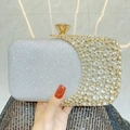 Elegante pochette argento con cristalli scintillanti e chiusura a cuore dorata per sera - Argento