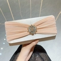 Elegante champagnerfarbene Abendtasche aus Satin mit funkelndem Strassstein-Dekor - Aprikose
