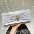 Silbergraue Abendtasche aus Satin mit Plissee-Design und funkelnder Kristallschnalle - Silber