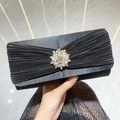 Elegante schwarze Abendtasche aus plissiertem Satin mit einer strahlenden Kristallbrosche - Schwarz