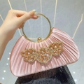 Elegante rosa Abendtasche aus Satin mit Strassblumen und goldenem Rundgriff - Rosarot