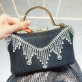 Elegante pochette nera con frange di strass argento e chiusura a fiocco - Nero