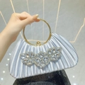 Hellblaue Satin-Abendtasche mit goldenem Ringgriff und Strassblumen-Verzierung - Silber