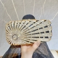 Luxuriöse Abendtasche mit Strassbesatz und Sonnenstrahlmuster in der Hand - Schwarz