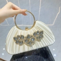 Elegante Abendtasche aus cremefarbenem Satin mit vertikalen Falten und Kristallschmuck - Champagner