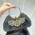 Elegante schwarze Satin-Abendtasche mit goldenem Rundgriff und glitzerndem Strassbesatz - Schwarz