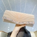 Elegante pochette da sera color champagne con pieghe a ventaglio e decoro in cristalli - Albicocca