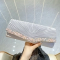 Elegante borsa clutch in raso champagne con design a pieghe e dettagli in cristallo rosa - Argento