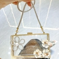 Durchsichtige florale Acryl-Abendtasche mit Goldrahmen und Kristallringgriff - Gold