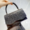 Elegante schwarze Abendtasche mit Pailletten, Glitzereffekt und silbernen Metallteilen - Schwarz
