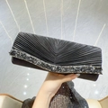 Elegante pochette da sera in raso nero con texture a pieghe e strass scintillanti - Nero