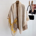 Elegante scialle tricolore con stampa botanica drappeggiato su un blazer marrone - 130*130cm / WS-5-Beige