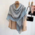 Grande foulard di seta con quadri blu e strisce grigie su un blazer color kaki - 130*130cm / WS-6-Grigio