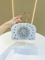 Detalle de bolso de novia con cuentas blancas y diseño floral de diamantes de imitación - Estilo Floral Blanco (9267-Blanco)