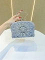 Primer plano del bolso de noche plateado con intrincados patrones de pedrería - Estilo Floral Plateado (9267-Plata)