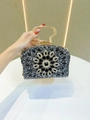 Detalle de bolso de noche con radiante diseño floral de diamantes de imitación en blanco y negro - Estilo Floral Negro (9267-Negro)
