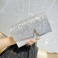 Κομψό ασημί glitter βραδινό τσαντάκι με εντυπωσιακή χρυσή μεταλλική αγκράφα σχήματος V - Ασημί
