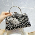 Elegante borsa da sera a pavone con strass neri e manico ad anello in argento - Nero