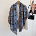 Elegante foulard in seta blu nebbia con motivo classico di finimenti e catene - 130*130cm / WS-8-Blu