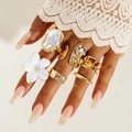 Detailansicht eines 6-teiligen Vintage-Goldring-Sets mit Barockperlen und Blumenakzenten - Gold Böhmisch Stil Ring-Set (29170-1-G)