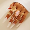 Details des böhmischen Goldring-Sets mit Blumendesigns und rosa Edelsteinen auf Händen - Rosa Strass Bohemian 6-teiliges Set (29170-r-G pink)