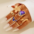 Nahaufnahme eines 6er-Sets Vintage-Goldringe mit Blumen und bunten Edelsteinen an Fingern - Dunkelblauer Strass Vintage 6-teiliges Set (29170-r-G dark blue)