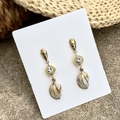 Detalle de pendientes de concha dorados con cristales claros y colgantes en espiral - Estilo Concha Ondulada Dorada (29405-8-G)