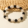 Bracciale di perline di Halloween con perle nere lucide e ciondoli a forma di teschio - Bracciale Scheletro Nero Bianco (30440-bra-bw)