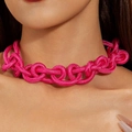 Gros plan du collier ras-du-cou tressé rose vif montrant les détails du nœud - Collier Anneaux Creux Rose Vif (30166-nek-rose)