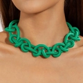 Gros plan du collier choker vert émeraude avec design de nœuds marins tressés - Collier Anneaux Creux Vert (30166-nek-green)