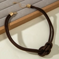Détail du collier cordon tressé marron foncé avec fermoir doré et chaîne de réglage - Promotion Grand Nœud Marron Foncé (30161-nek-brown-1)
