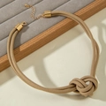Détail du collier noué tissé kaki avec fermoir mousqueton doré et chaîne de réglage fine - Style Grand Nœud Kaki (30161-nek-khaki-1)