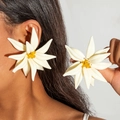 Dettaglio degli orecchini a forma di fiore bianco in resina con perline gialle centrali - Orecchini a fiore bianchi (29885-white)