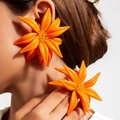 Orecchini a fiore in resina arancione brillante oversize con petali a strati per donna - Orecchini a fiore arancione brillante (29885-ear-orange)