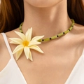 Dettaglio del pendente a fiore in resina beige su una collana con perle verdi - Collana di fiori con perline verdi (29885-nek-wg)