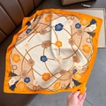 Elegante pañuelo cuadrado de seda naranja y beige con pétalos de rosa y borlas de cuerda - Naranja