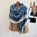 Scialle di seta Paisley bianco e blu abbinato a un blazer beige e accessori di moda - 130*130cm / WS-10-Blu
