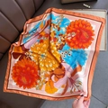 Eleganter quadratischer Seidenschal mit lebendigen Pfingstrosen-Prints auf Lederhintergrund - Orange / 70x70cm